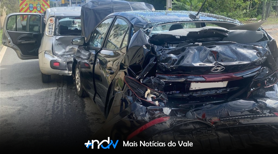 Engavetamento na marginal da BR-470 em Indaial: colisão entre quatro veículos deixa danos materiais