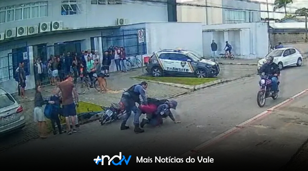 Motociclista fura blitz e atropela pai e filho em frente a escola em Itajaí