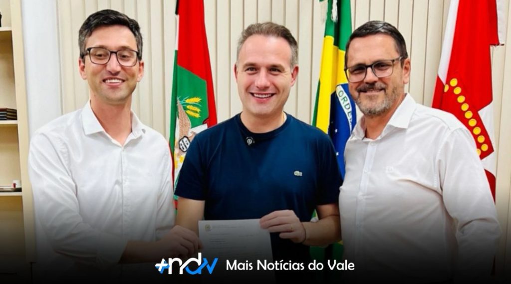 Entrega de emenda para Indaial pelo deputado federal Fabio Schiochet