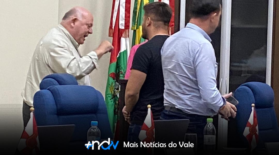 Vereador Fritz se enfurece e avança contra colega após acusação de inauguração de ponte inacabada