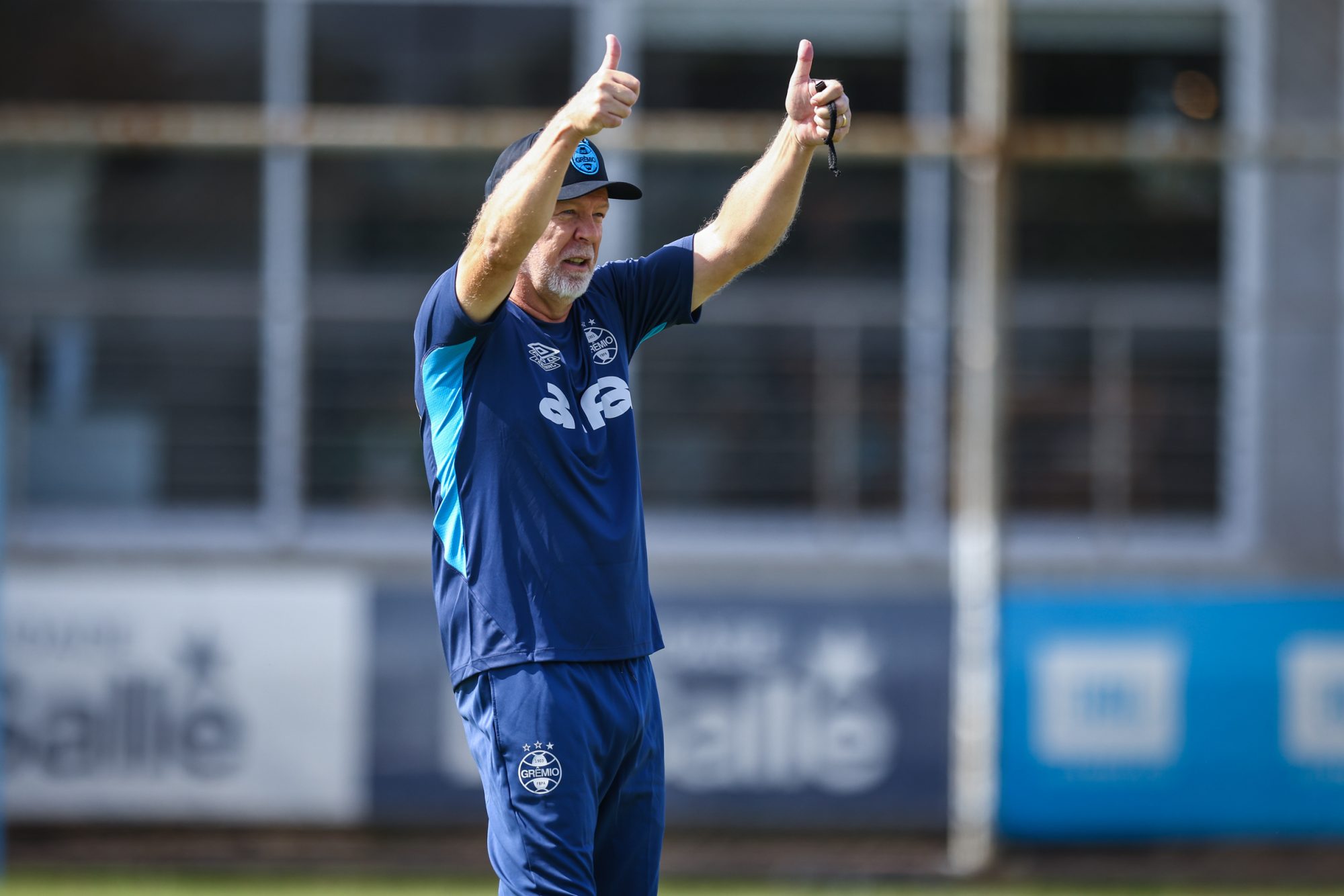 Mano Menezes abre as portas para ídolo do Grêmio e nega atrito