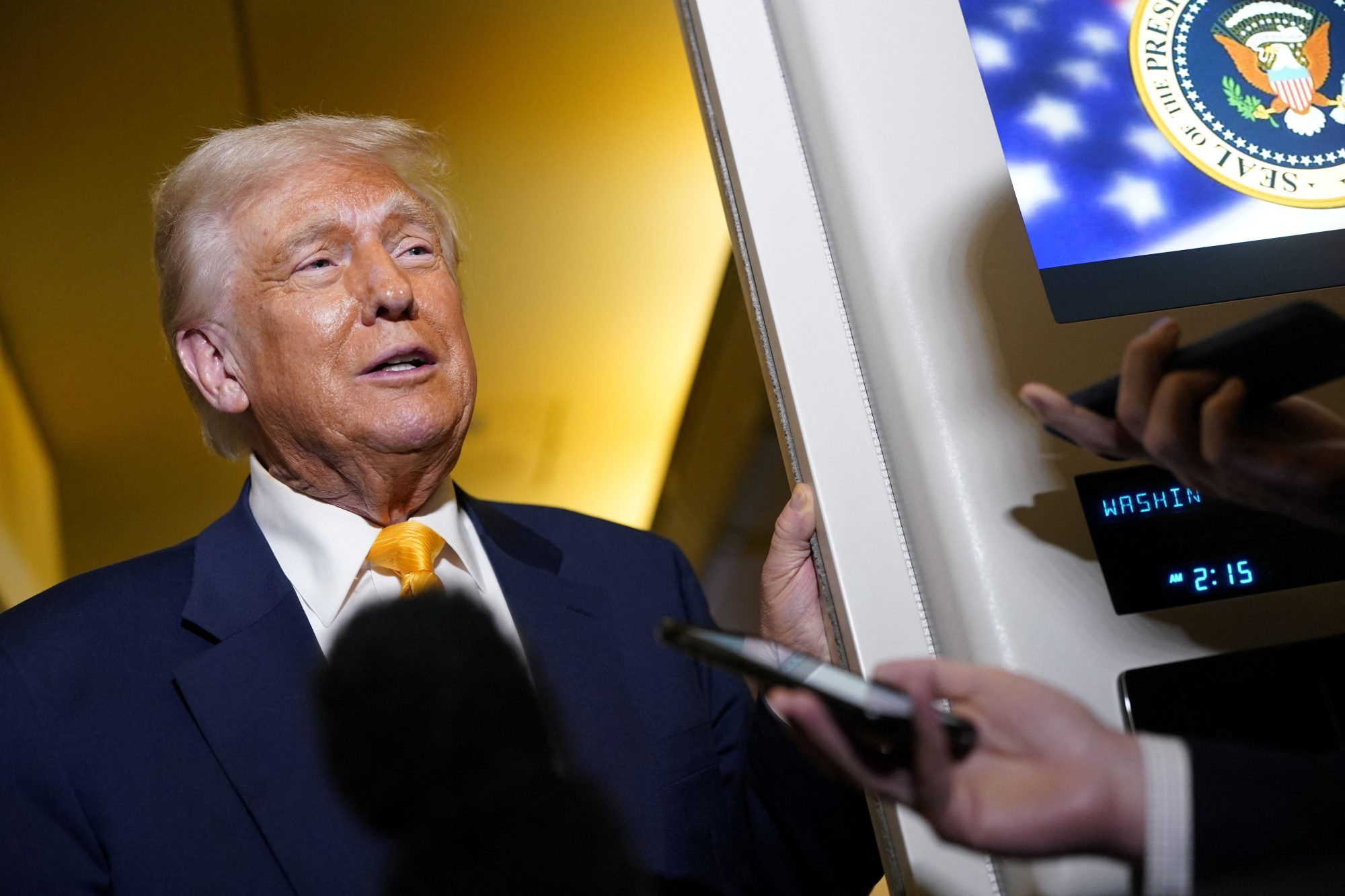 Trump diz que ‘ninguém está sendo liberado’ e que avalia tarifas para smartphones e eletrônicos | Economia