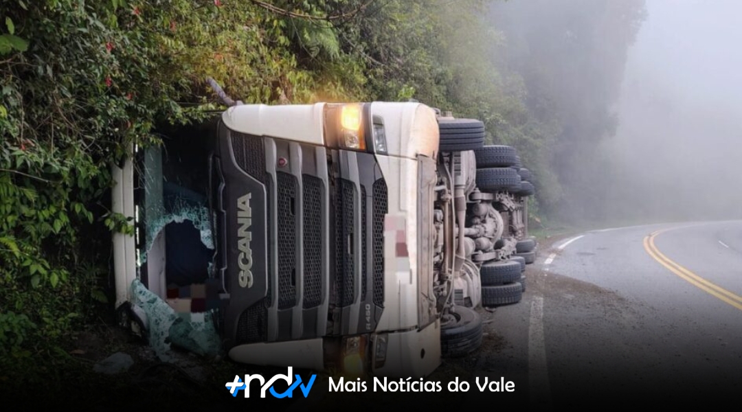 Motorista morre após carreta tombar na BR-470 em Pouso Redondo