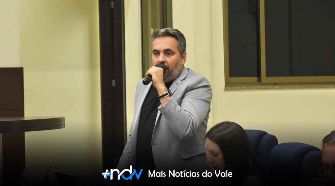 Vereador Dudu Cunha cobra, secretário desmente ao vivo e vereador se justifica