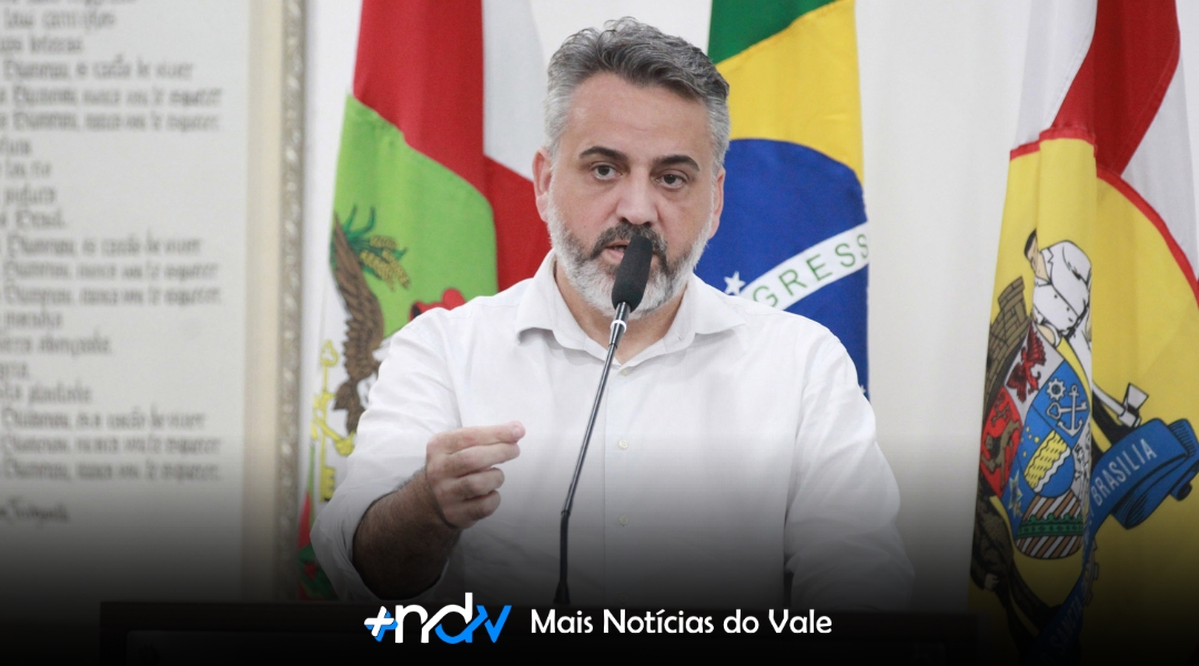Professor Gilson de Souza defende valorização do servidor e anuncia recursos para playgrounds em escolas