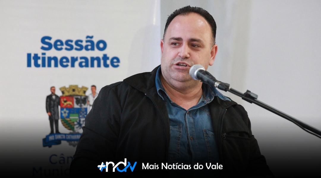 Adriano Pereira defende valorização dos servidores e cobra retomada dos Jogos Escolares