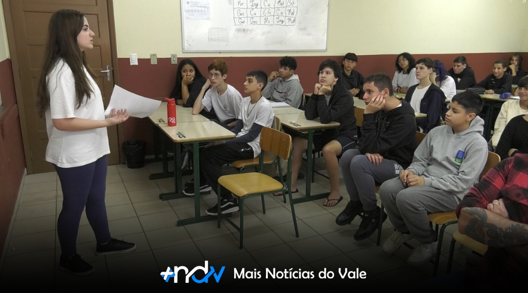 Câmara Mirim de Blumenau leva mensagem do Maio Amarelo para 14 escolas da cidade