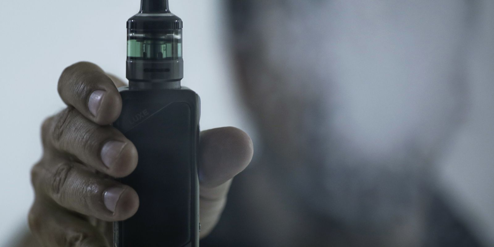 Plataformas devem remover propagandas de cigarros eletrônicos