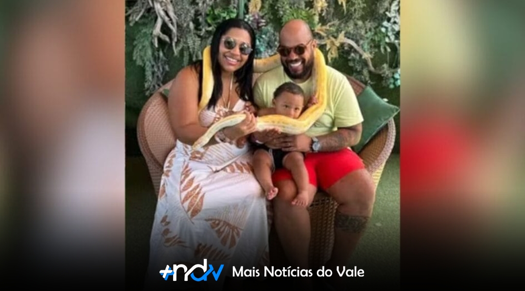 Bebê de 10 meses assusta ao encostar boca em píton albina em Ecopark