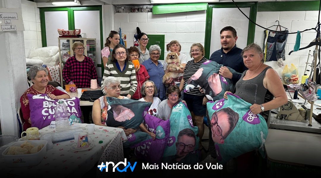 Bandeiras de campanha do vereador Bruno Cunha viram caminhas para pets em Blumenau