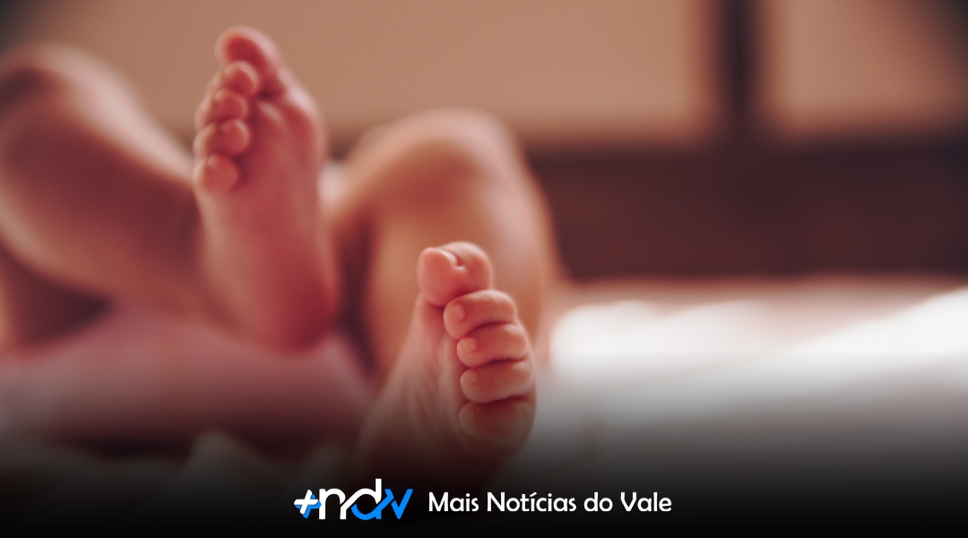 Bebê de 5 meses sofre fratura grave na cabeça após cair de trocador em creche de SC