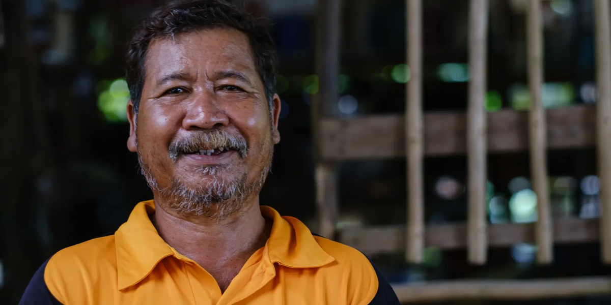 Homem abandona feitiçaria e aceita Jesus após ser evangelizado por missionário chinês