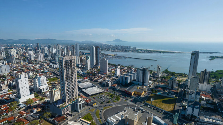 Cidade de Santa Catarina lidera ranking do IBGE fora das capitais e impulsiona setor imobiliário