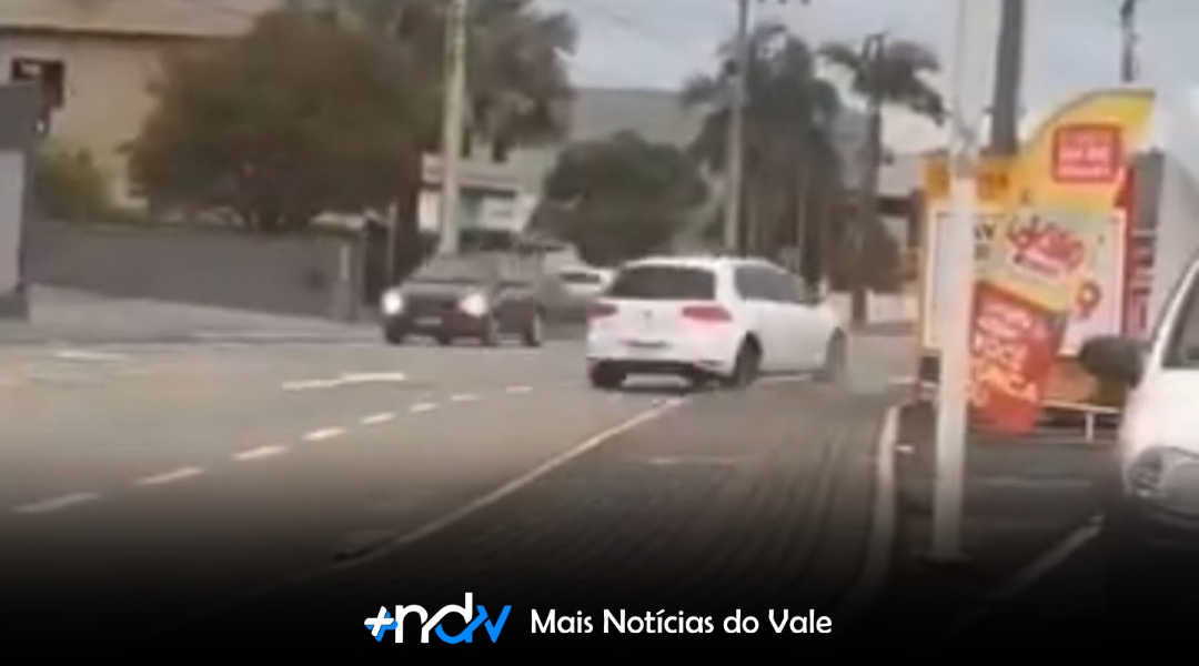 Discussão por vaga de estacionamento termina em atropelamento e ameaça com facão em Indaial
