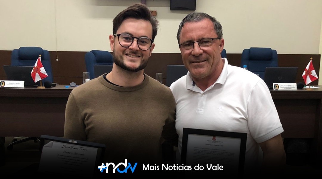 Vereador Flavio Molinari presta homenagem ao servidor Jonathan Trein com Moção de Agradecimento e Aplausos