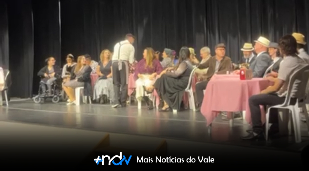 🎭 Vozes e risos no palco: espetáculo “Conversa de Botequim” encanta público em Indaial