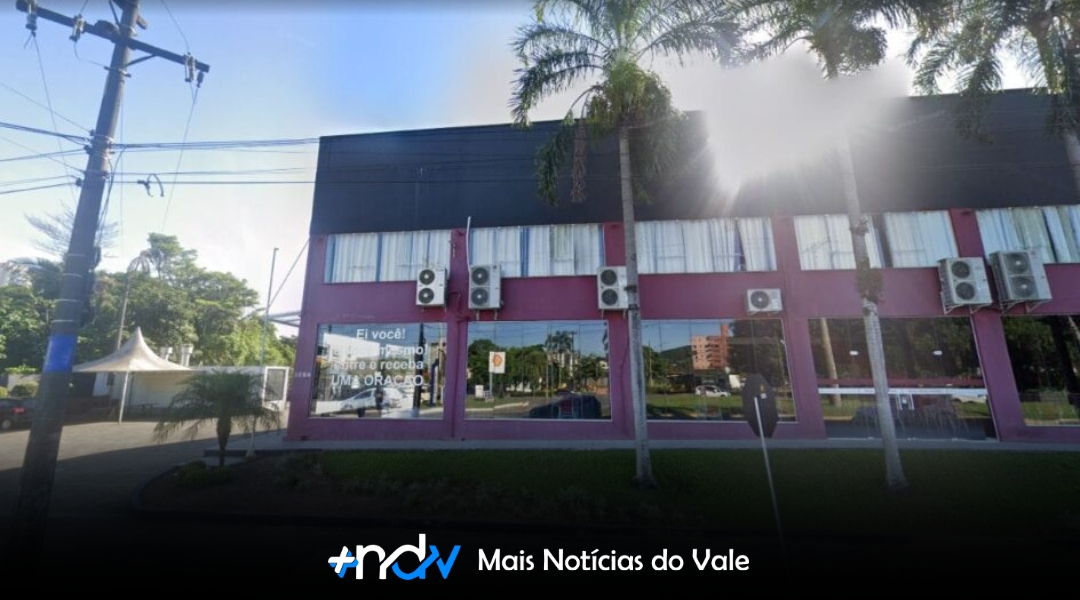 Ex-pastor acusado de traição depõe na delegacia ao lado da esposa em Joinville