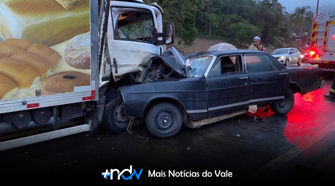 Filhos de casal vítima de acidente na BR-470 recebem alta hospitalar; pai segue internado