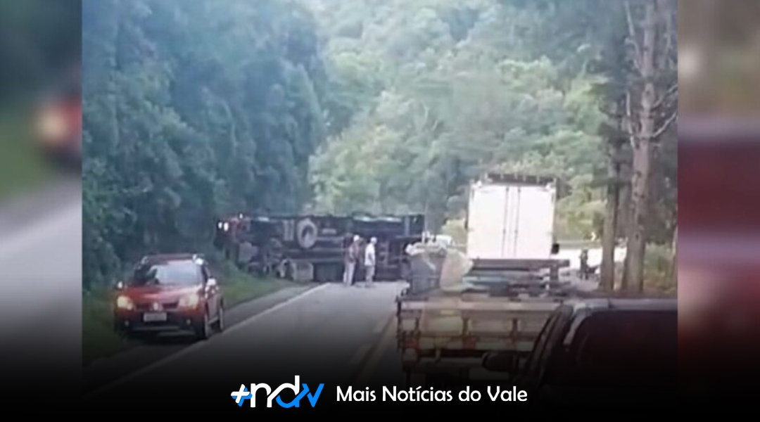 Um caminhão tomba a cada três dias em rodovias federais de SC
