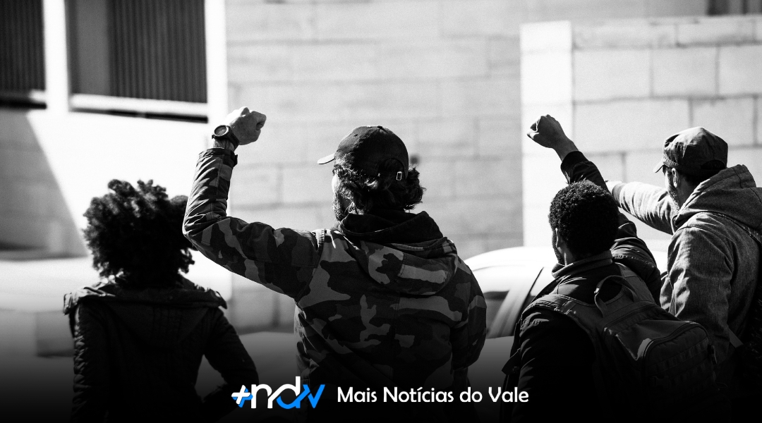 Grupo faz ato em defesa de professor acusado de abuso em escola de Florianópolis