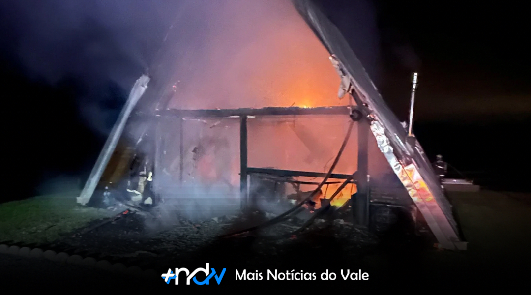 Incêndio destrói chalé em área de difícil acesso em Rio dos Cedros