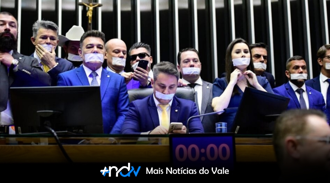 Oposição ocupa plenário da Câmara em noite de tensão e presidente ameaça suspensões