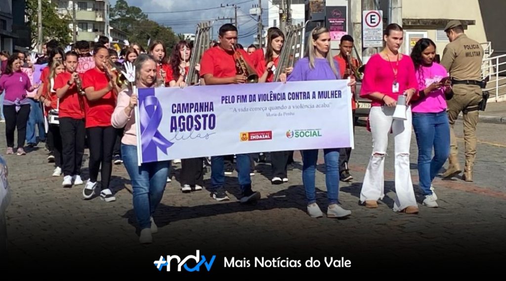 Caminhada marca início das ações do Agosto Lilás em Indaial