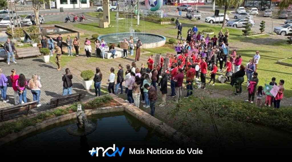 Caminhada marca início das ações do Agosto Lilás em Indaial