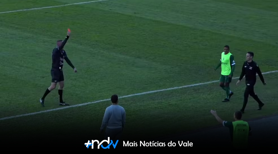 Atacante do Metropolitano é expulso por urinar em garrafa durante semifinal da Série B