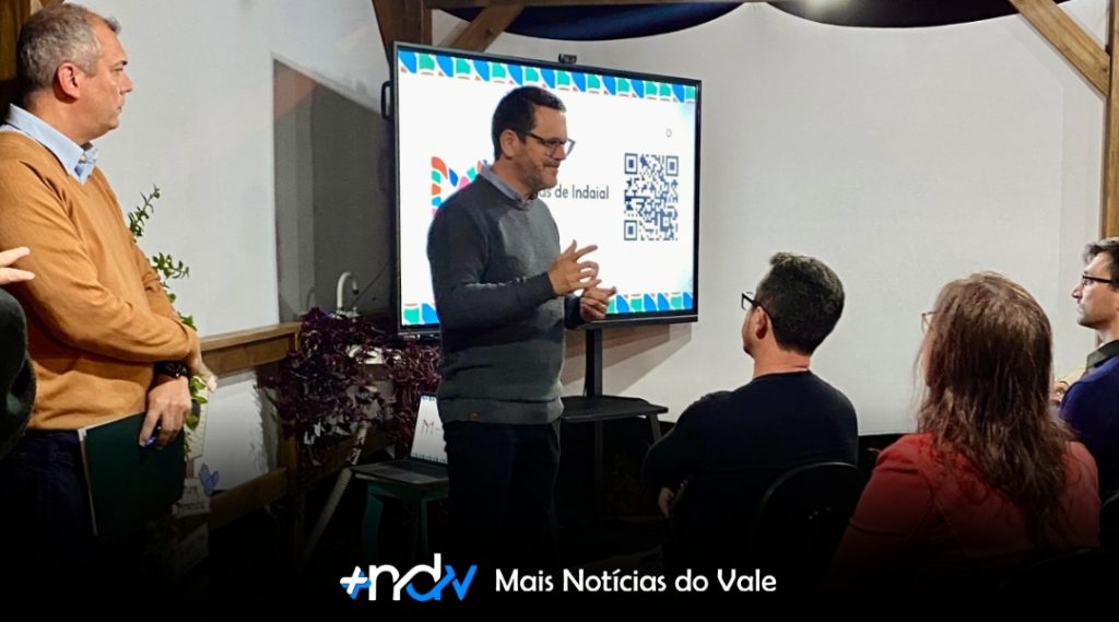 Na última quinta-feira, 14 de agosto, a Prefeitura de Indaial, por meio da Coordenadoria de Desenvolvimento Econômico, Eventos e Turismo lançou oficialmente a Trilha do Patrimônio: IA – Indaial Acessível. A iniciativa transforma os conteúdos da Trilha do Patrimônio “Memórias de Indaial”, lançada em dezembro de 2024 e composta por 35 edificações históricas, em áudios no formato de podcast. Utilizando tecnologia de Inteligência Artificial, os textos foram convertidos em narrações claras, objetivas e de fácil compreensão. Isso permite que turistas, moradores e visitantes realizem o roteiro utilizando fones de ouvido, com acesso remoto, e garante a inclusão de pessoas com deficiência visual ou dificuldade de leitura. O projeto, pioneiro em nível nacional, já recebeu reconhecimento oficial ao conquistar o Prêmio FECAM na categoria Excelência em Inovação, reforçando seu caráter inovador e transformador para a cidade e para o turismo cultural brasileiro. Todos os áudios já estão disponíveis gratuitamente no link: turismo.indaial.sc.gov.br/elementor-20838. Assim como nas plataformas do Spotify, Deezer, Youtube Music e Amazon Music. “É um movimento inovador que alia tecnologia e preservação histórica. Ao tornar as informações acessíveis para todos, ampliamos o alcance da Trilha do Patrimônio, fortalecendo o turismo inclusivo e valorizando ainda mais a nossa identidade cultural”, comenta o Coordenador de Desenvolvimento Econômico, Eventos e Turismo, Tibério Malkowski Junior. “Indaial é uma cidade que respeita seu passado, mas olha para o futuro. Ao unir tecnologia e cultura, mostramos que é possível preservar nossa história e, ao mesmo tempo, abrir caminhos para que todos possam vivenciá-la. Essa é uma conquista coletiva, que beneficia moradores, turistas e toda a economia local”, cita o Prefeito de Indaial, Silvio César da Silva.