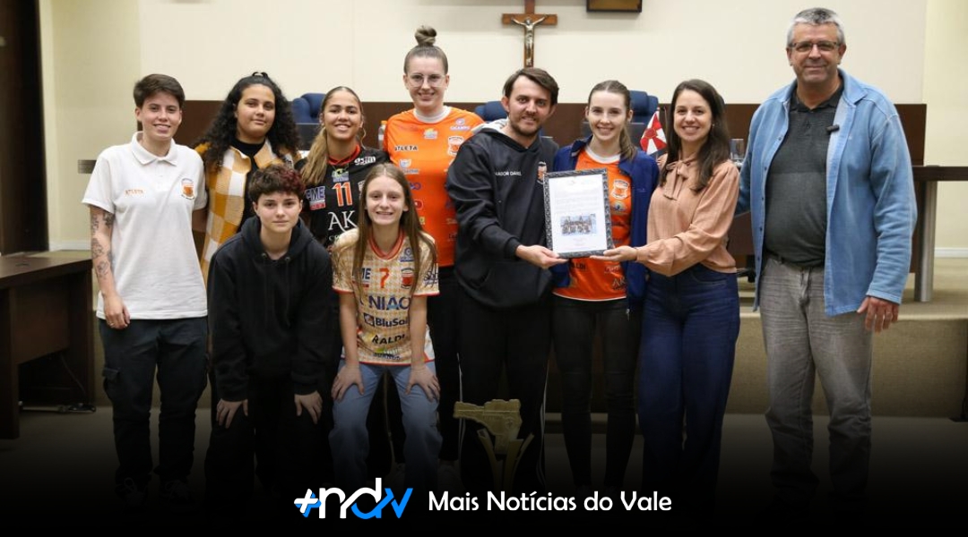 Câmara de Indaial homenageia equipe de futsal feminino da Associação Nova Geração