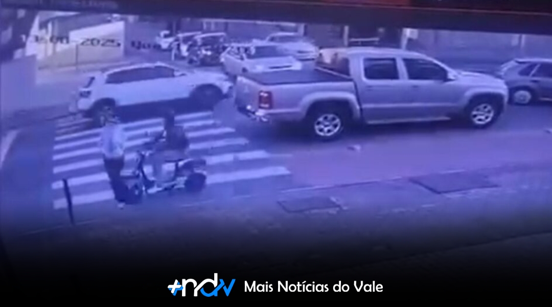 Vídeo: adolescente em moto elétrica atropela mulher em faixa de pedestres em Jaraguá do Sul