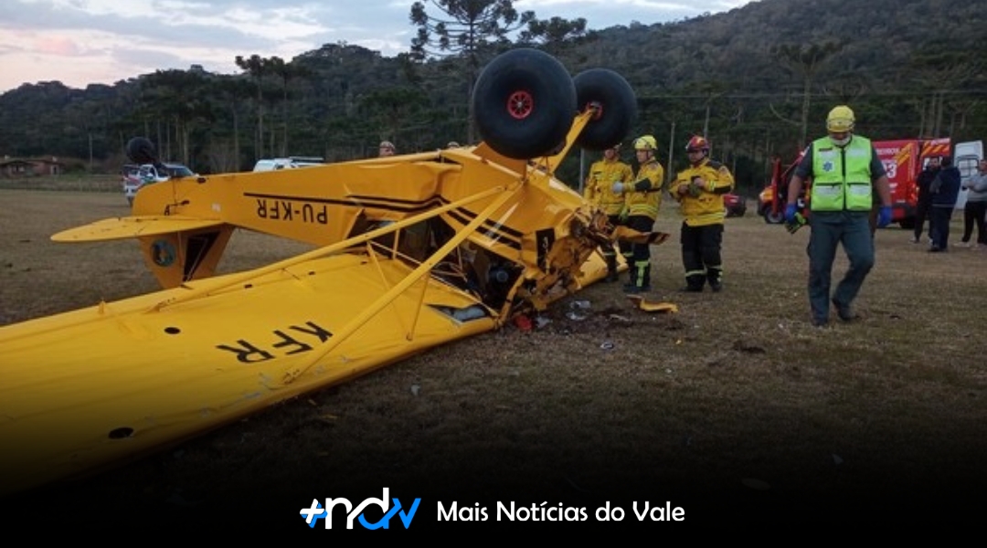 Avião de pequeno porte cai em Bom Retiro e deixa um morto e uma mulher ferida gravemente