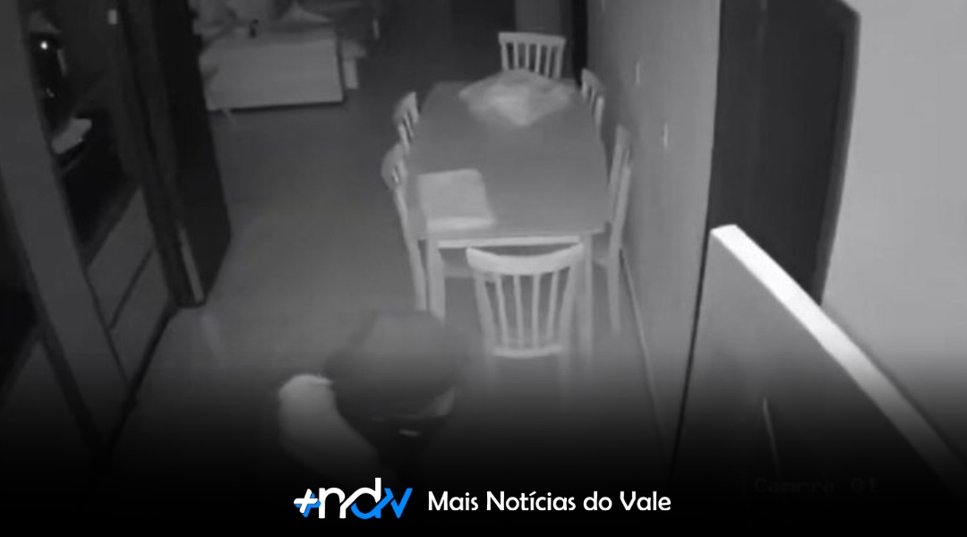 VÍDEO- Jovem acusado de matar pai a facadas vai a julgamento em Indaial