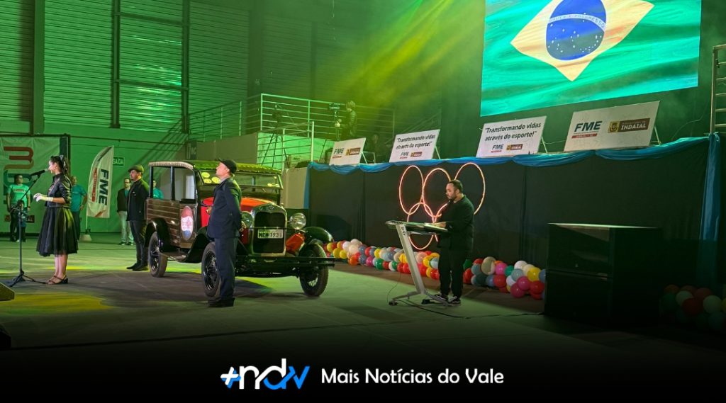 Cerimônia reuniu autoridades, atletas e público em uma noite épica, com música, luzes, hinos, tocha olímpica e a primeira disputa da competição