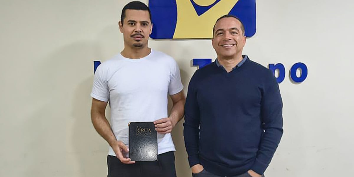 Após encontrar Bíblia perdida há 25 anos, jovem se reconcilia com Deus
