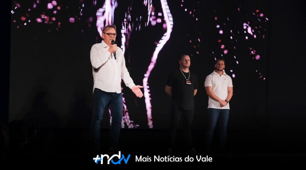 Noite mágica de dança agita Indaial