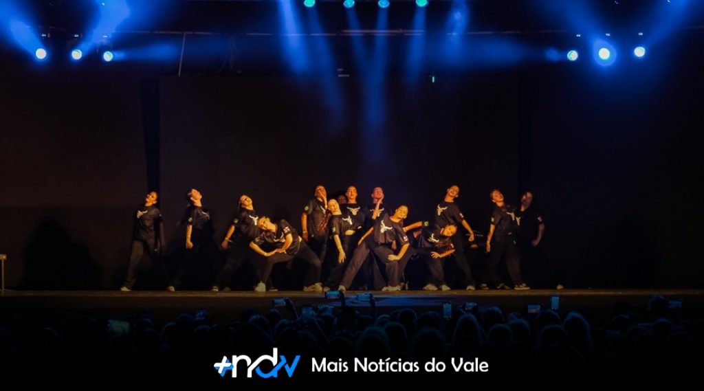 Noite mágica de dança agita Indaial