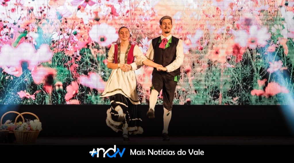 Noite mágica de dança agita Indaial