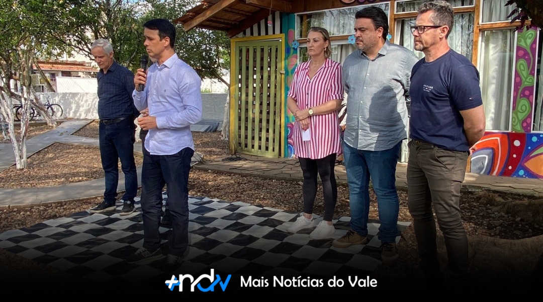 Deputado destina R$ 400 mil para escola infantil e comunidade ganha nova quadra