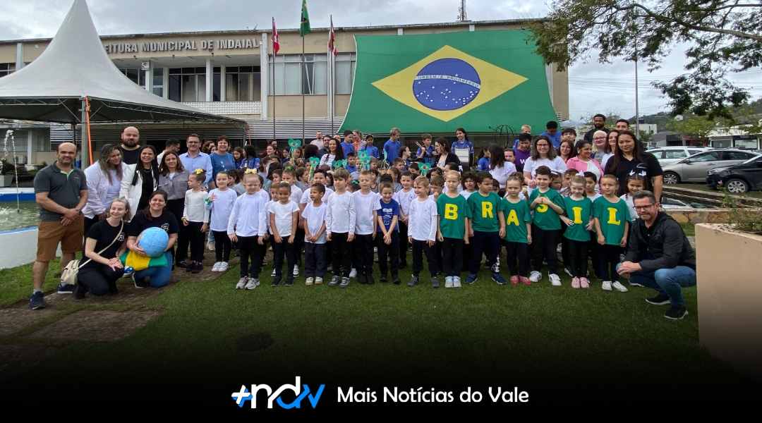Apresentações emocionaram o público na Praça da Prefeitura de Indaial