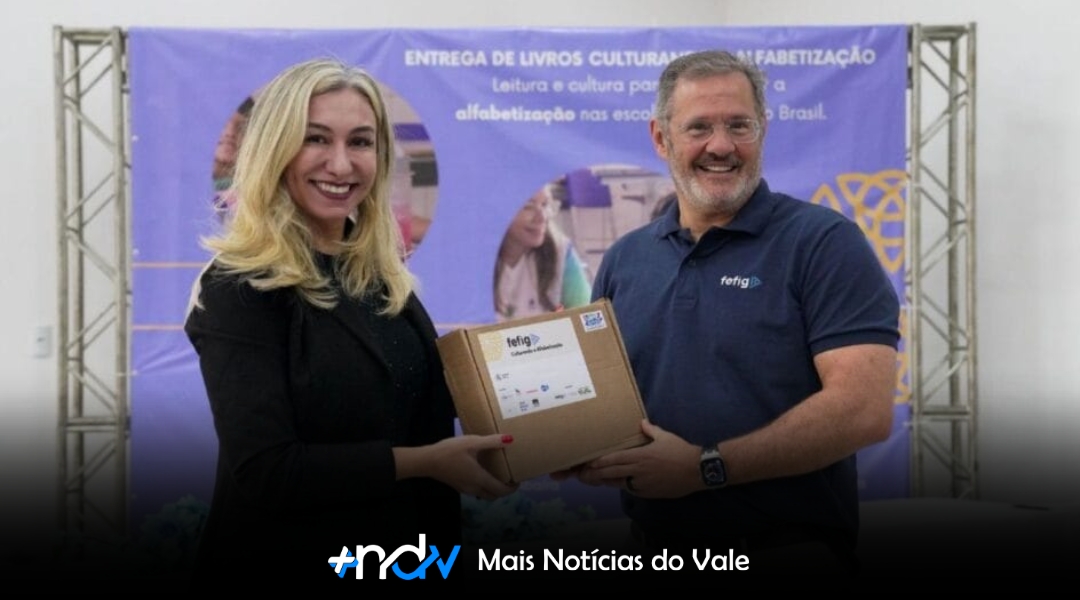 Instituto fundado por ex-diretor do Banco Central doa livros a escolas de SC