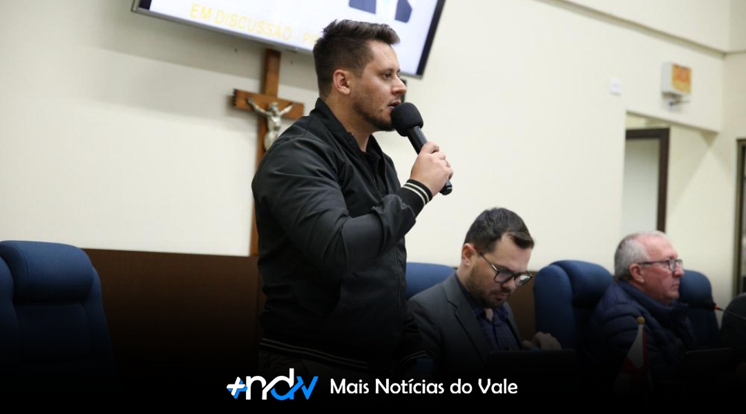 Sinaleira, contratos e educação: debate acalorado marca sessão em Indaial