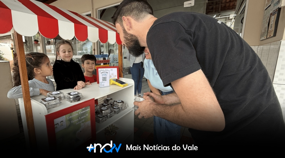 Pequenos empreendedores: UEI Carijós ensina valor do dinheiro na infância