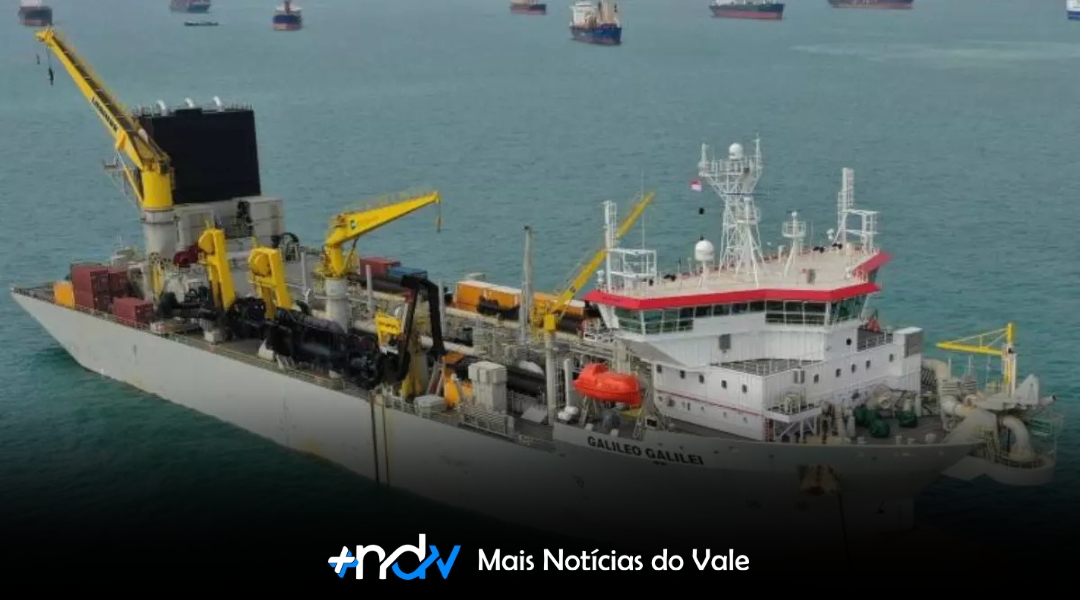 Gigante dos mares chega ao Litoral Norte de SC para obra histórica