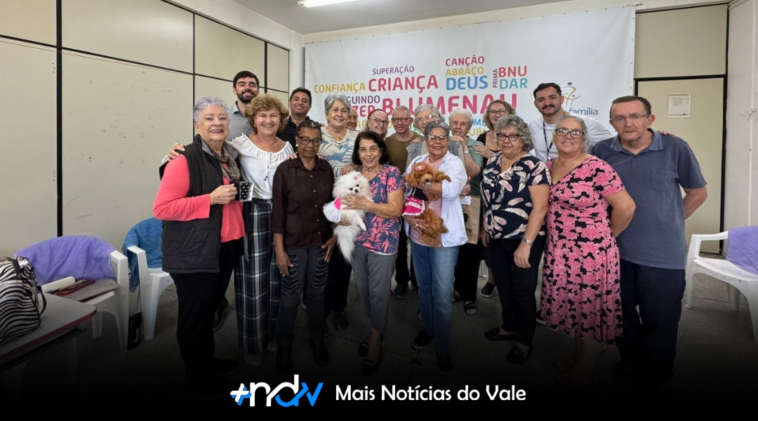 Cães levam alegria e emoção a idosos da Pró-Família