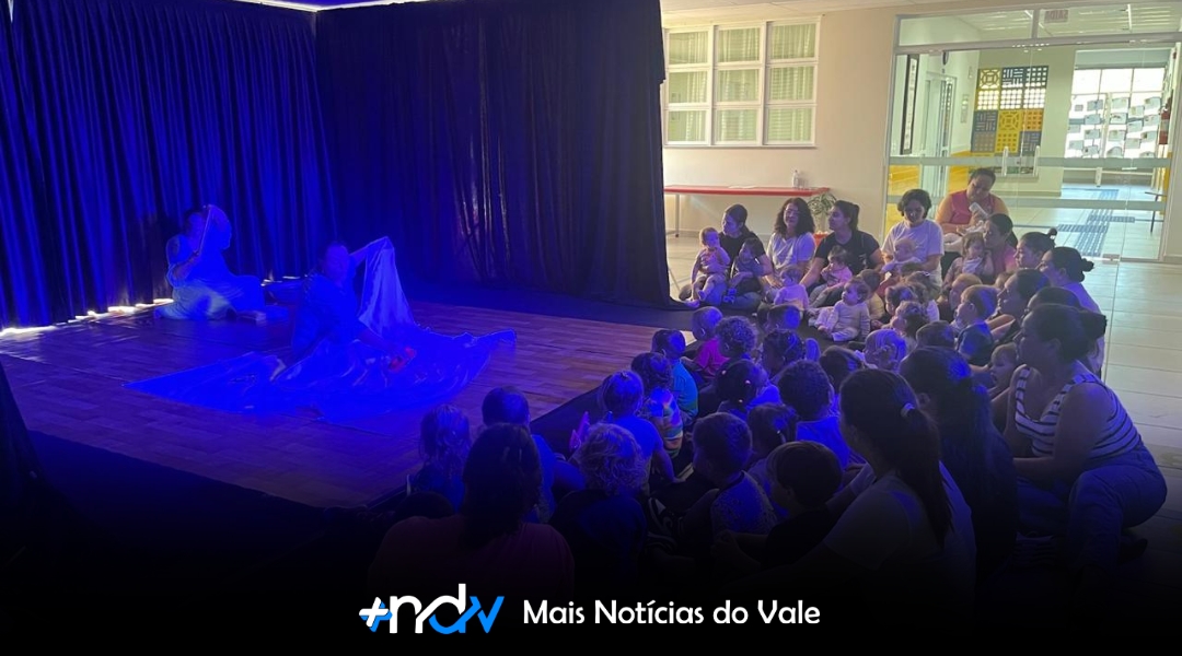Teatro para bebês encanta UEI Professor Isaias José Nazari