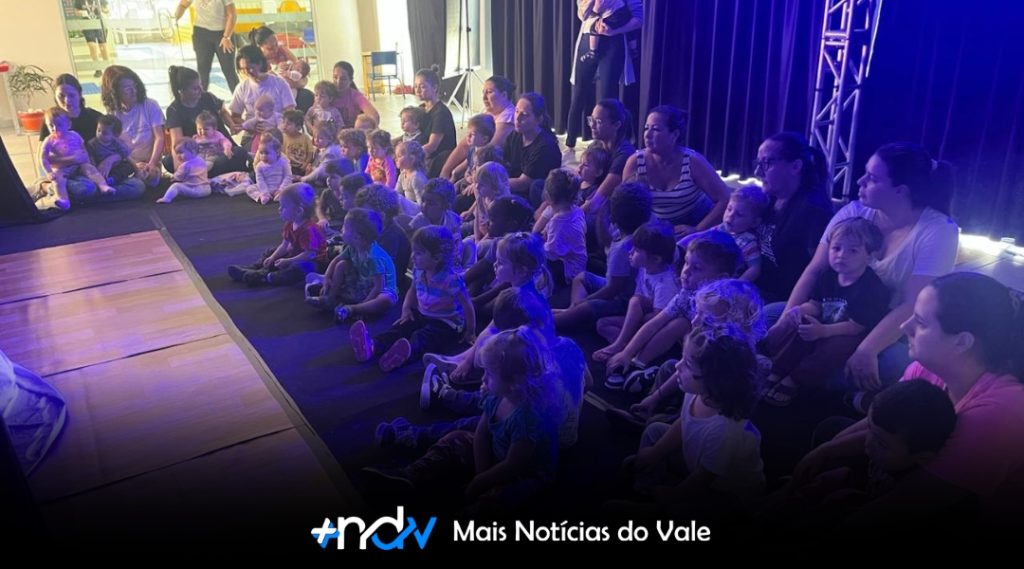 Teatro para bebês encanta UEI Professor Isaias José Nazari