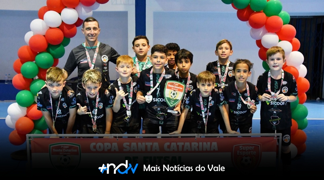 Equipes de base da AEFI/FME Indaial brilham em competições regionais de futsal