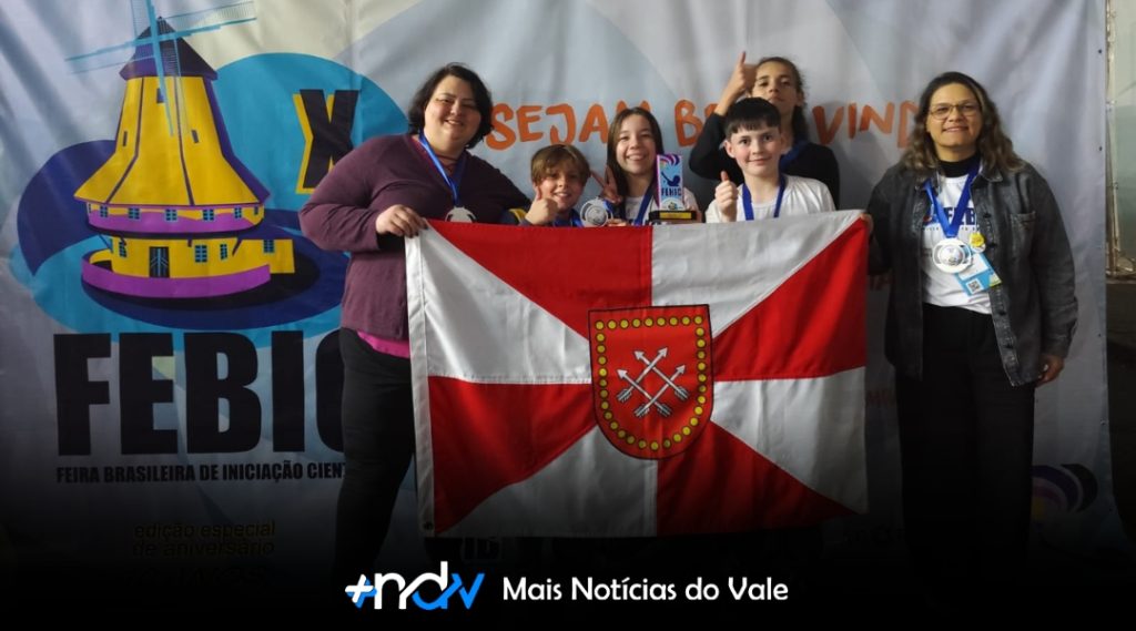 Alunos da E.B.M. Anna Alves Dias brilham na FEBIC com projeto inclusivo de tecnologia
